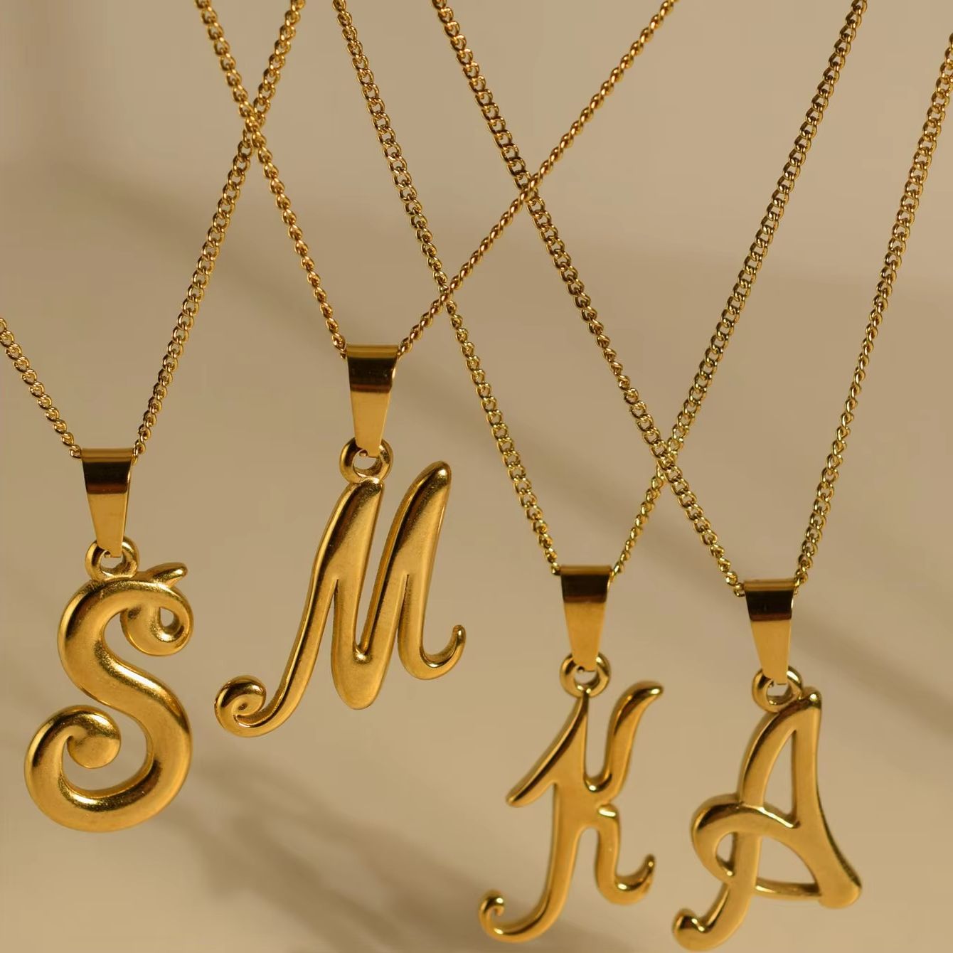 Złoty naszyjnik ze stali nierd – Initial Letter Necklace 18K Gold recenzja i cena