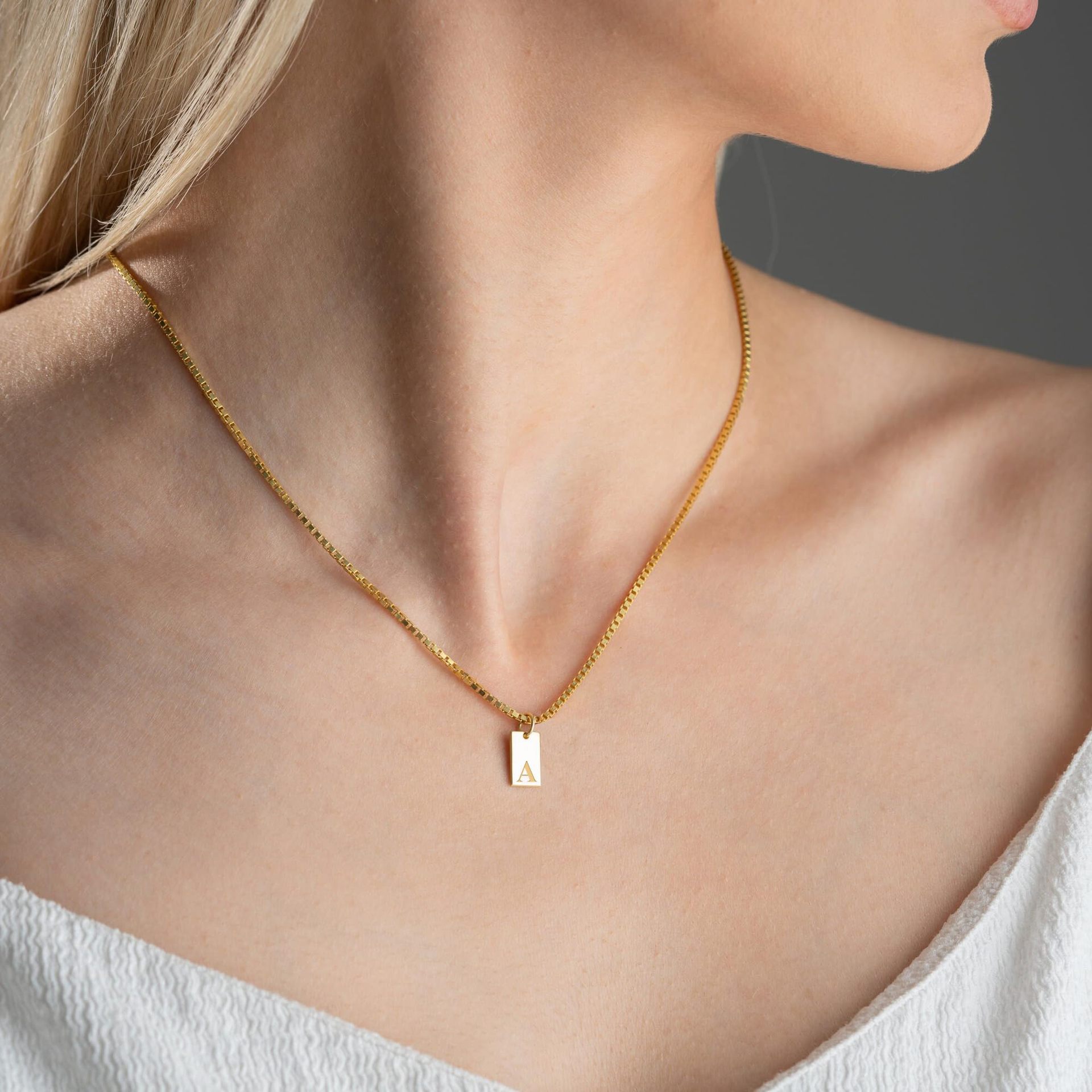 Tiny Square 26 Inicjały Tag Wi – Initial Letter Necklace 18K Gold recenzja i cena